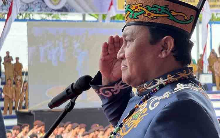 Wakil Gubernur Kalimantan Tengah (Kalteng), Edy Pratowo saat peringatan Hari Jadi ke-75 Kabupaten Barito Utara (Barut) yang digelar di Arena Terbuka Tiara Batara, Senin, 30 Juni 2025. (FOTO: SETDA KALTENG)