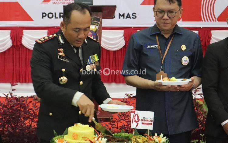 Polres Gumas Potong Tumpeng hingga Berbagi Bantuan di Puncak Hari Bhayangkara ke-79
