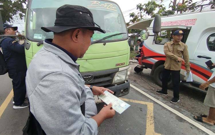 DLH Kalteng Awasi Polusi Udara dari Truk ODOL di Jalan Umum
