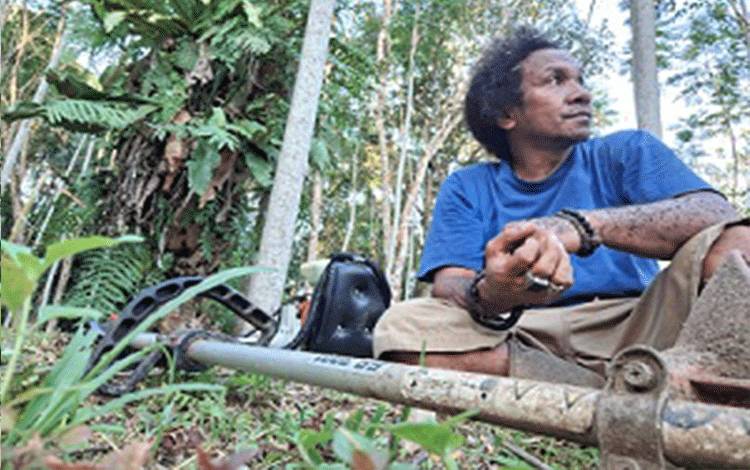 Pastor Paroki Telok, Pastor Dominikus Kefi, SVD usai membersihkan lahan di kebun pembudidayaan sekitar 10 hektar pada masa-masa awal pembukaan lahan. (FOTO: Istimewa)