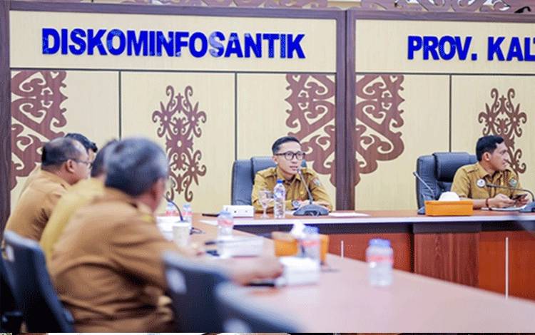 Plt. Kepala Diskominfosantik Provinsi Kalteng Rangga Lesmana saat menyampaikan paparannya. (FOTO:PTRK)
