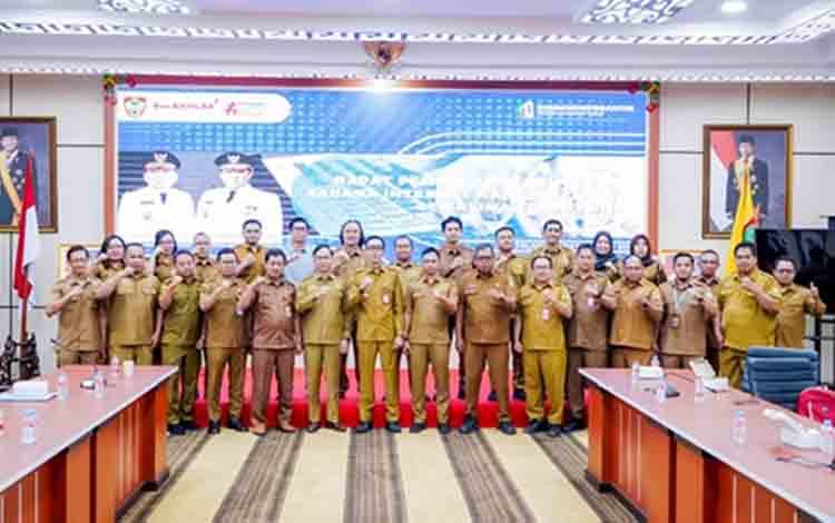 Foto bersama saat rangkaian rapat penyediaan sarana internet bersama Diskominfo kabupaten/kota. (FOTO: PTRK)