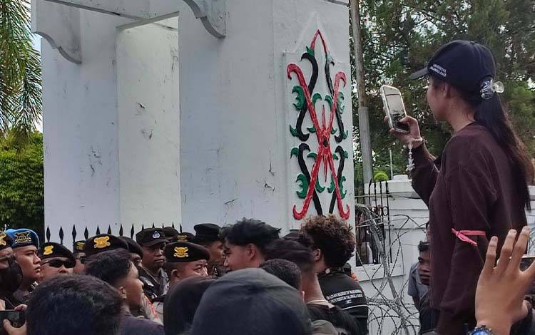 Gelar Aksi di DPRD Kalteng, Aliansi TAM Tanah Air Desak Cabut Izin Tambang dan Reklamasi di Raja Ampat dan Kalimantan Tengah