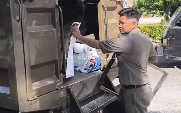 Langgar Perda, Puluhan Reklame Liar di Palangka Raya Dicopot Satpol PP Kalteng