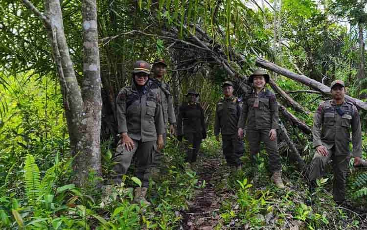 Tim TRC terjun melakukan pengawasan dan pencegahan Karhutla. (FOTO: SATPOLPP KALTENG)
