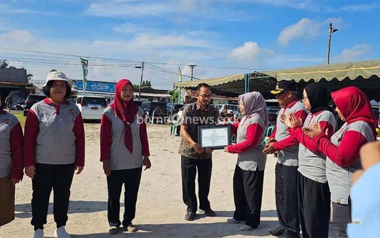 Dukung Penanggulangan Sampah di Kota, PT. SSMS, Tbk Raih Penghargaan dari Pemkab Kobar