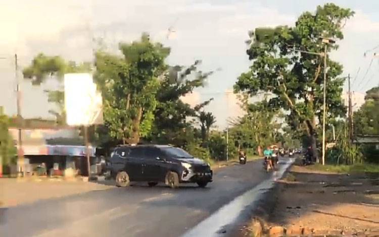 Awas! Jalan Trans Kalimantan Area Basarang Tengah Licin Akibat Tumpahan Solar