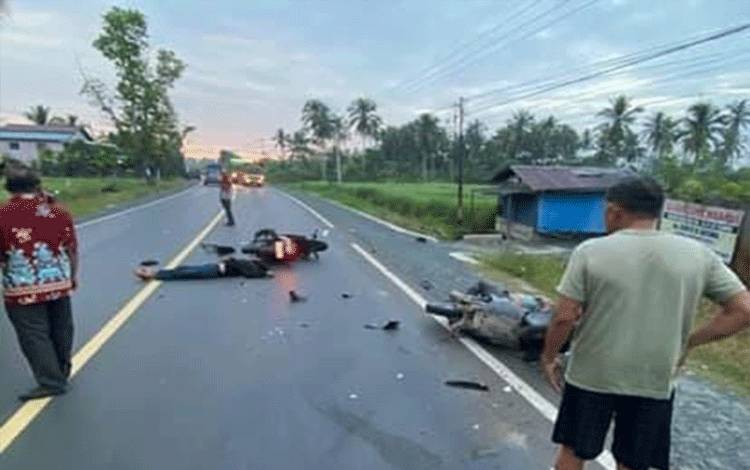 Kecelakaan di Jalan Trans Kalimantan Hampatung, Dua Pengendara Motor Terkapar