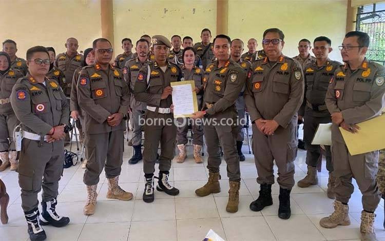 Serahkan Surat Perjanjian Kerja PPPK, ini Pesan Kasat Satpol PP Seruyan