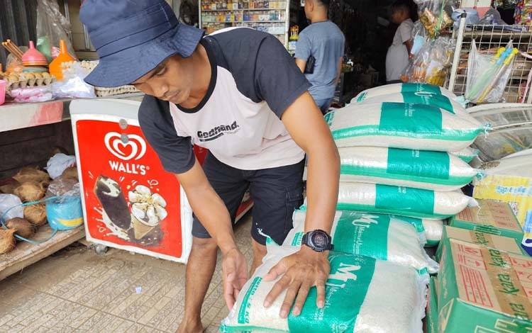 Harga Beras di Sampit Naik, Warga Beralih ke Beras Lokal
