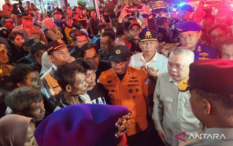 Menhub Serahkan Enam Jenazah Korban Kapal Tunu di Pelabuhan Ketapang