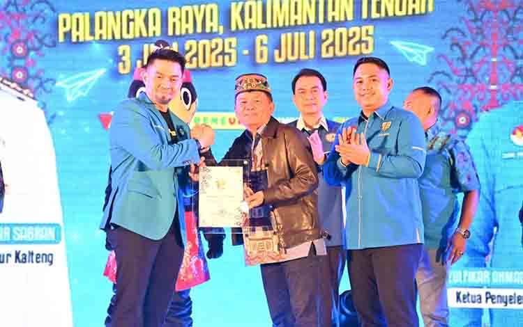 Gubernur Kalteng Terima Penghargaan Pemimpin Ketahanan Pangan