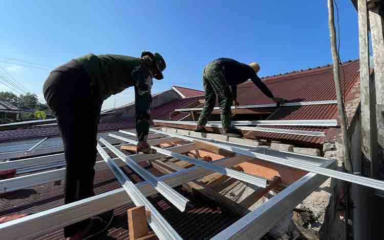 Kodim Palangka Raya Rehabilitasi Rumah Warakawuri