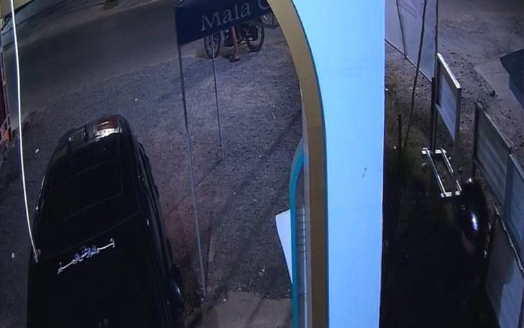 CCTV Rekam Aksi Pencurian Helm di Kapuas