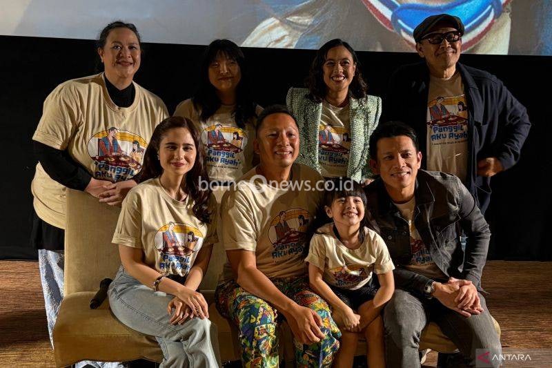 Para pemain Film "Panggil Aku Ayah" bersama tim produser dan sutradara berfoto bersama untuk menandai peluncuran poster dan trailer resmi dari filmyang akan tayang tanggal 7 Agustus 2025 dan menyorot sosok seorang penagih utang yang penyayang dan pekerja keras di Jakarta, Jumat (4/7/2025). ANTARA/Hreeloita Dharma Shanti