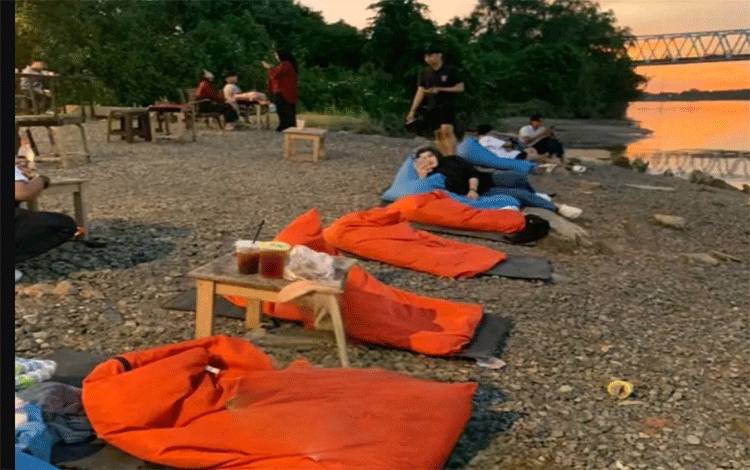 Kombinasi Sempurna antara Kopi dan Manisnya Senja di Pulau Telo Kapuas