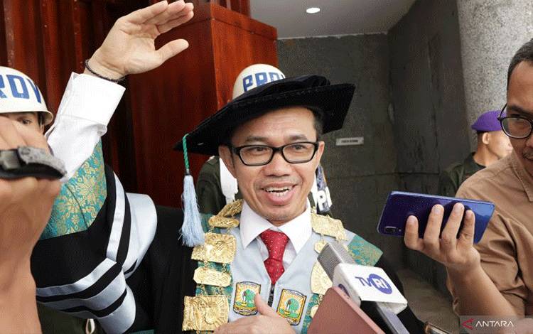 Rektor Universitas Andalas (Unand), Sumatera Barat (Sumbar), Efa Yonnedi saat diwawancarai di Padang. ANTARA/Muhammad Zulfikar
