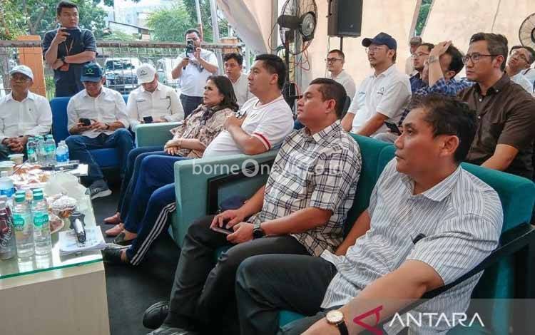 Menteri PKP Maruarar Sirait (ketiga dari kanan) menghadiri sesi pemaparan Perumnas terkait rencana pembangunan Tower A1 Apartemen Alonia Kemayoran di Jakarta, Sabtu (5/7/2025). ANTARA/Uyu Septiyati Liman.