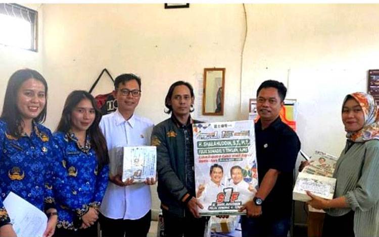 KPU Barito Utara Serahkan APK ke Paslon PSU 2025