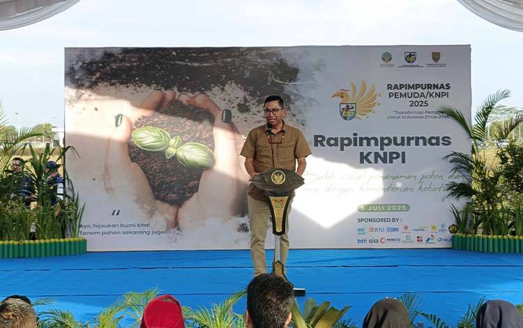 Plt. Sekretaris Daerah Provinsi Kalteng Leonard S. Ampung saat menutup Rapat Pimpinan Paripurna Nasional (Rapimpurnas) KNPI 2025. (FOTO: SETDA KALTENG)