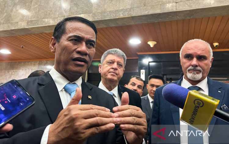 Menteri Pertanian RI Andi Amran Sulaiman (kiri), didampingi Menteri Pertanian Palestina Rezq Basheer-Salimia (kanan) memberi keterangan kepada awak media di Jakarta, Senin (7/7/2025). ANTARA/Harianto