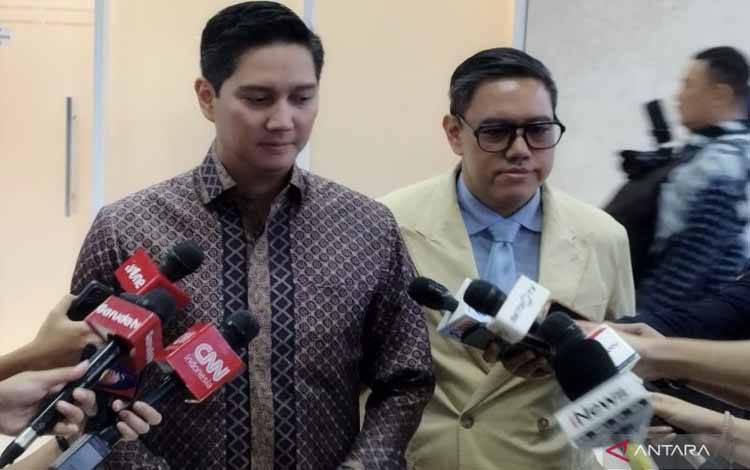 Wakil Ketua Komisi I DPR RI Budisatrio Djiwandono dan Wakil Ketua Komisi I DPR RI Dave Laksono di kompleks parlemen, Jakarta, Minggu (6/7/2025). ANTARA/Bagus Ahmad Rizaldi