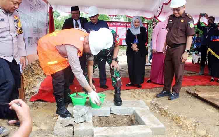 Pelatakan batu pertama pembangunan Satuan Pelayanan Pemenuhan Gizi (SPPG) Polres Barito Utara di lingkungan Asrama Polisi Jalan Panti Ajar, Kecamatan Teweh Tengah, Senin, 7 Juli 2025. (Foto: Dhani)