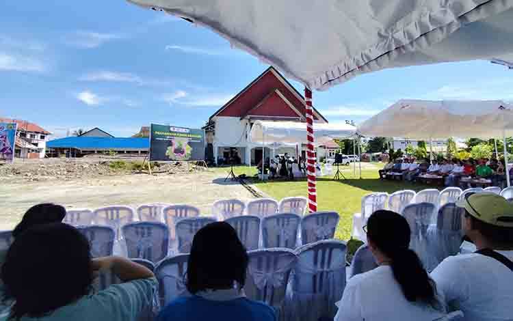 Peletakan batu pertama pembangunan kembali Gereja Maranatha yang juga dihadiri Gubernur Kalteng .(FOTO: TESTI PRISCILLA)