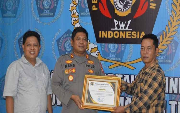 AKBP Hans Itta Raih Penghargaan PWI Kalteng, Bukti Sinergi Polres Seruyan dan Media