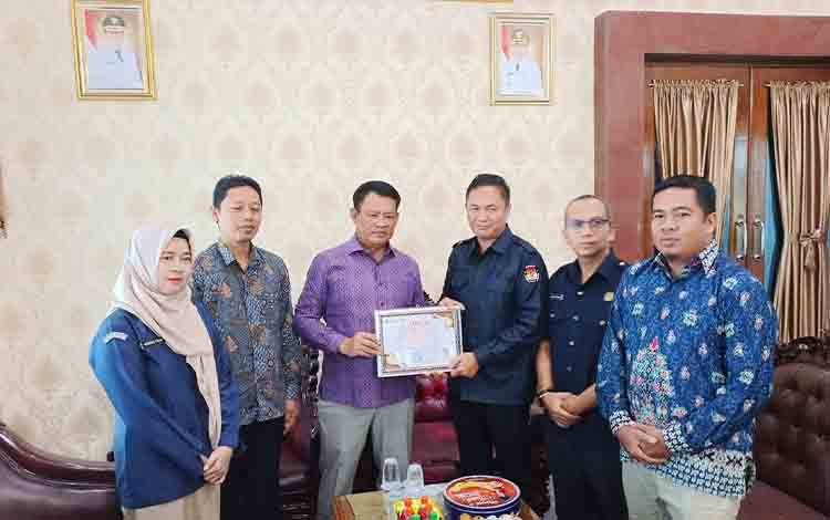 KPU Seruyan Serahkan Penghargaan dan Laporan Akhir Pilkada 2024 ke Bupati Seruyan