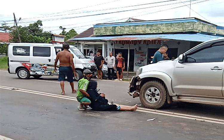 Tabrakan Hilux dengan Motor Beat Jalan Pemuda Kuala Kapuas Sebabkan Ibu-Ibu Alami Luka-Luka