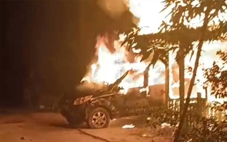 Kebakaran Hanguskan Mobil dan Rumah di Mentaya Hilir Selatan
