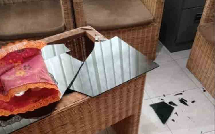 Oknum Anggota DPRD Kotim Lepas Kendali saat di Kantor Dinas, Kaca Meja Pecah