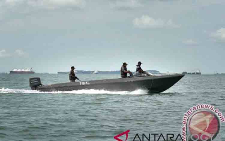 Arsip foto- Patroli dan pengawasan di kawasan pulau terluar Indonesia yang berbatasan dengan perairan Singapura dan Malaysia. (ANTARA FOTO/Puspa Perwitasari)/)