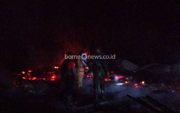Disdamkarmat Kotim Hadapi Sulitnya Akses Saat Padamkan Kebakaran Rumah dan Mobil di Mentaya Hilir Selatan