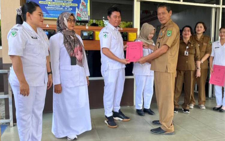 RSUD Kapuas Serahkan SK Penempatan dan Rolling Bagi Nakes, Diharapkan Dapat Bekerja Lebih Profesional