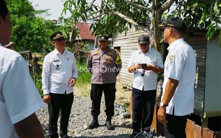 Monitoring dan evaluasi (monev) terhadap pelaksanaan kegiatan pembangunan desa yang bersumber dari Dana Desa (DD) dan Alokasi Dana Desa (ADD) di Desa Saka Batur pada Rabu, 9 Juli 2025. (IST)