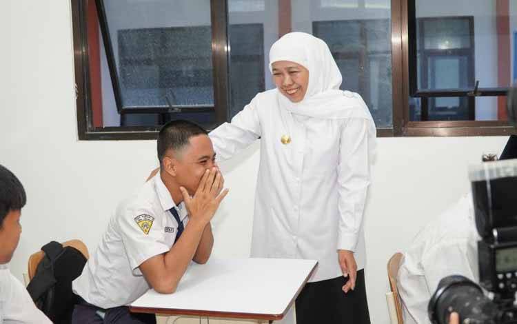 Gubernur Jawa Timur Khofifah Indar Parawansa (kanan) menyapa salah satu siswa saat kunjungan ke Sekolah Rakyat di SMK Negeri 1 Maritim Brondong, Lamongan, Senin (7/7/2025). (ANTARA/HO-Kominfo Lamongan)