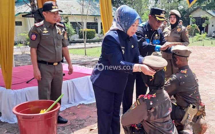 Pemberian Baret CPNS Satpol PP Kobar, Bupati Tekankan Disiplin dan Pelayanan Humanis