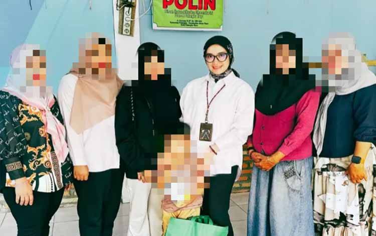 Kepala Bidang PTSP II Rosalinda Rahmanasari saat mengunjungi Posyandu Polin (Foto : IST