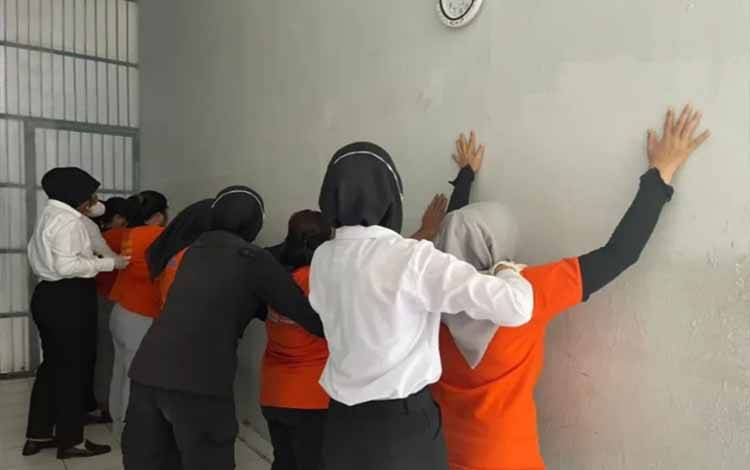 Lapas Perempuan Palangka Raya Gelar Penggeledahan Rutin, Pastikan Keamanan dan Ketertiban