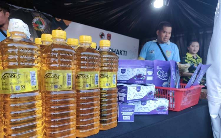 Produk unggulan yang dipamerkan saat rangkaian peringatan Harkopnas di halaman Kantor Gubernur Kalteng, Jumat, 11 Juli 2025. (FOTO: HERMAWAN)