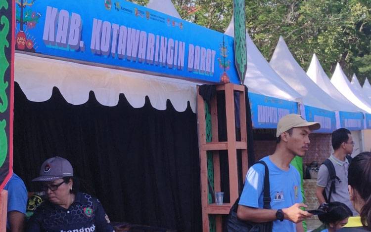 Stand produk unggulan Kabupaten Kobar di rangkaian Harkopnas Kalteng, Jumat, 11 Juli 2025. (FOTO: HERMAWAN)
