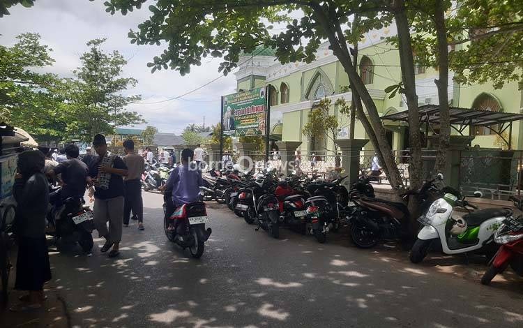 Suasana Jumat di Masjid Al Mukarram, Simbol Semangat Kehidupan Islami di Kuala Kapuas