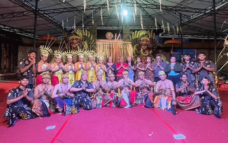 Tim Antraksi Promosi Kebudayaan Barito Timur Tampil di Pesta Kesenian Bali 2025