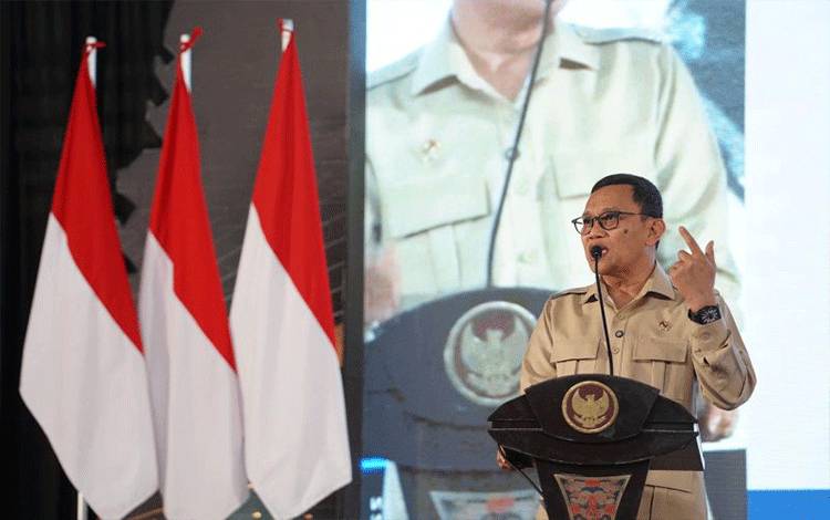 Menteri Pelindungan Pekerja Migran Indonesia (P2MI) Abdul Kadir Karding berbicara dalam Kampanye Migrasi Aman dan Terlindungi Melalui Pemberdayaan untuk Membangun Desa Menuju Indonesia Emas di Aula Wahana Ekspresi Pusponegoro, Gresik, Jawa Timur, Jumat (11/7/2025). (ANTARA/HO-KP2MI)