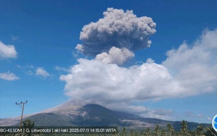 Gunung Lewotobi Laki-laki Dua Kali Erupsi Dalam Enam Jam pada Jumat