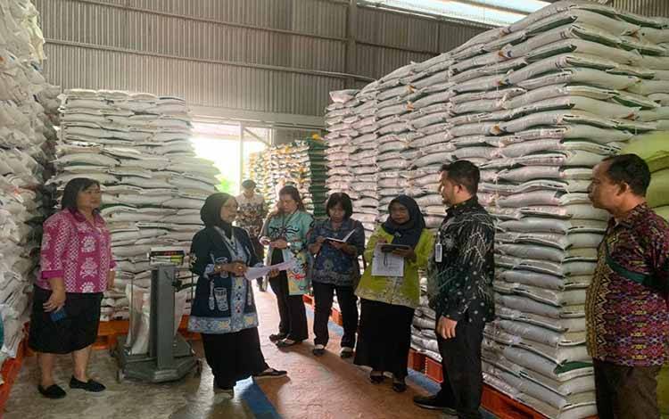 Suasana gudang Bulog Palangka Raya saat peninjauan Plt. Kepala Dinas Ketahanan Pangan Provinsi Kalteng Agus Candra bersama tim. (FOTO:DISHANPANG KALTENG)
