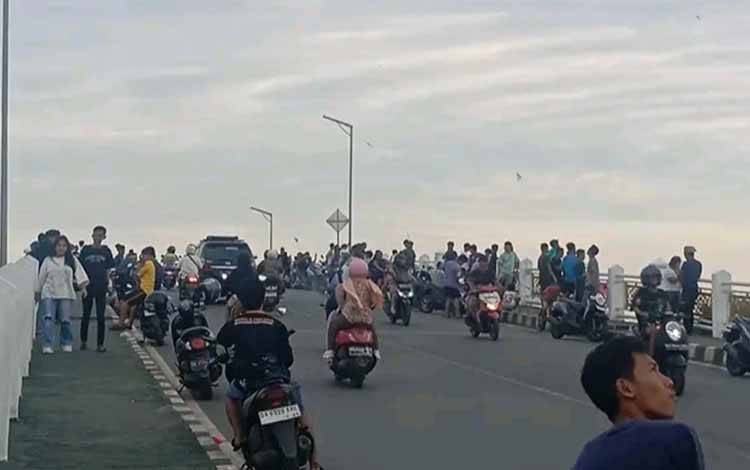 Berbahaya Bagi Pengguna Jalan, Masyarakat Bisa Desak Pemerintah Daerah Buat Perda Larangan Bermain Layang-Layang