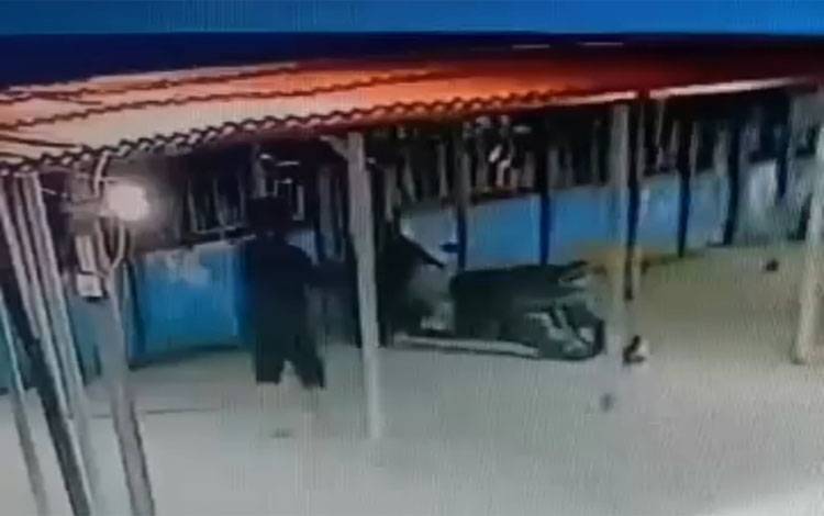Seorang pria diduga melakukan pencurian di Masjid Jami Nurul Islam, Jalan Trans Kalimantan, Km.16 Anjir pada Sabtu, 12 Juli 2025 (IST)